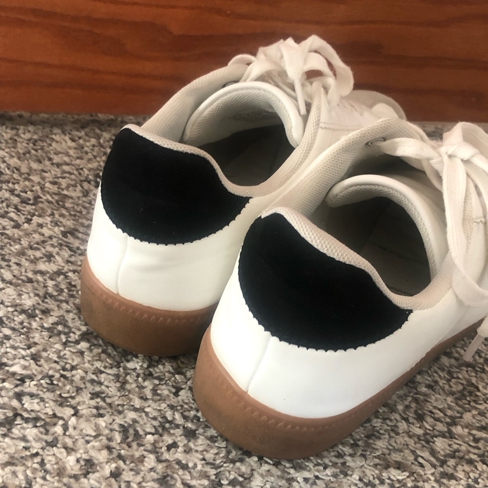 Shoe Dazzle White Leather Sneakers w/ Brown Gum Sole - Gray Toe - Black Heel Tab - Picture 2 of 8